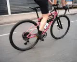 Różowy rower gravelowy z sakiewką pod ramą. Jaki rower ma endur? Ten wygląda na gotowy na przygodę!