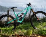Turkusowy rower full-suspension marki Zerode, gotowy na górskie trasy. Wśród wielu marek rowerów, ten wyróżnia się designem.