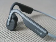 Słuchawki AfterShokz, idealne na rower, pozwalają słyszeć otoczenie.