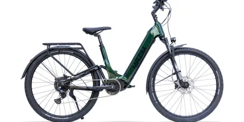 Zielony rower elektryczny MAZIM z napędem na przednie koło, bagażnikiem i błotnikami.