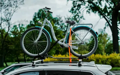 Gotowy na wycieczkę mtb do lasu? Rower na dachu samochodu czeka na przygodę.