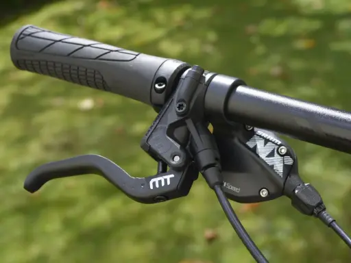 Rowerowy hamulec tarczowy SRAM z manetką MT. Dowiedz się, jak odpowietrzyć hamulce w rowerze bez odpowietrznika.