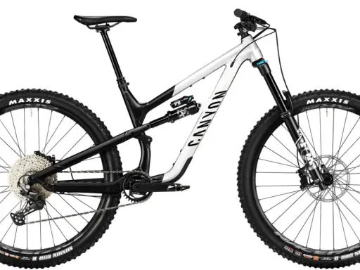 Pełne zawieszenie roweru górskiego, jeden z rodzajów rowerów MTB, z amortyzatorem Fox i oponami Maxxis.