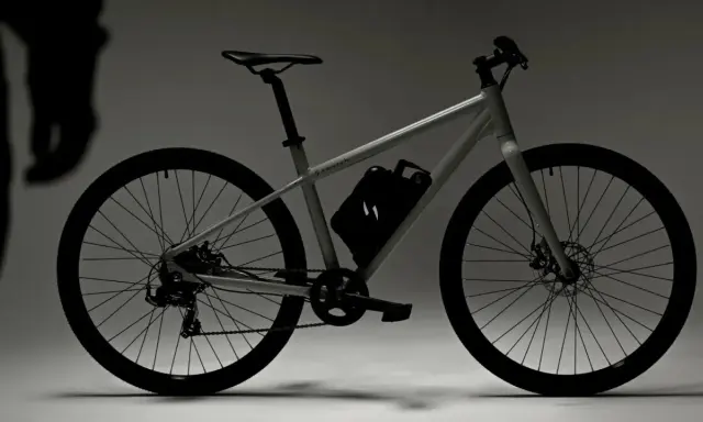 Rower z zamontowanym zestawem do konwersji 5000w. Czarna bateria na ramie, dyskretne logo Swytch.