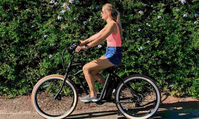 Kobieta na rowerze elektrycznym. Zastanawiasz się, ile waży rower elektryczny? Ten model jest lekki i zwinny.