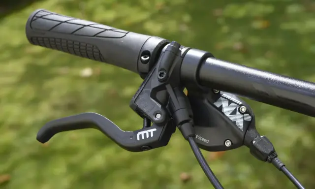 Rowerowy hamulec tarczowy SRAM z manetką MT. Dowiedz się, jak odpowietrzyć hamulce w rowerze bez odpowietrznika.