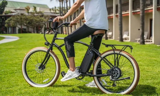 Mężczyzna na rowerze elektrycznym z baterią na ramie. Zastanawiasz się, jaki silnik do roweru elektrycznego wybrać? Ten model ma mocny silnik w tylnej piaście.