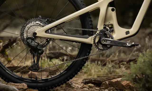 Tylna przerzutka i kaseta roweru górskiego z napędem Shimano Deore XT.