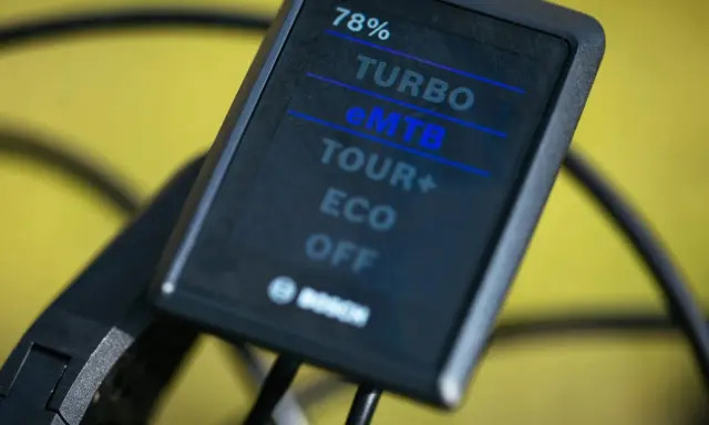 Wyświetlacz roweru elektrycznego Bosch pokazuje 78% naładowania baterii i tryby jazdy: eMTB, TURBO, TOUR+, ECO, OFF. Tak sprawdzisz baterię w rowerze.