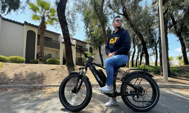 Mężczyzna na rowerze elektrycznym, gotowy do jazdy. Dowiedz się, jak uruchomić rower elektryczny i ciesz się jazdą!