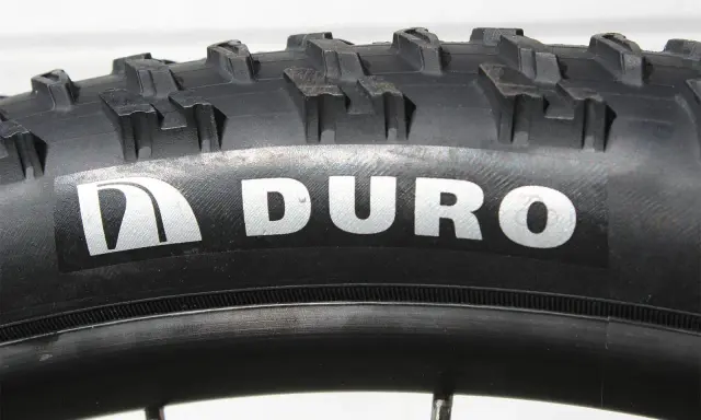 Opona rowerowa Duro z agresywnym bieżnikiem, gotowa na każde wyzwanie, niczym matador z espada.