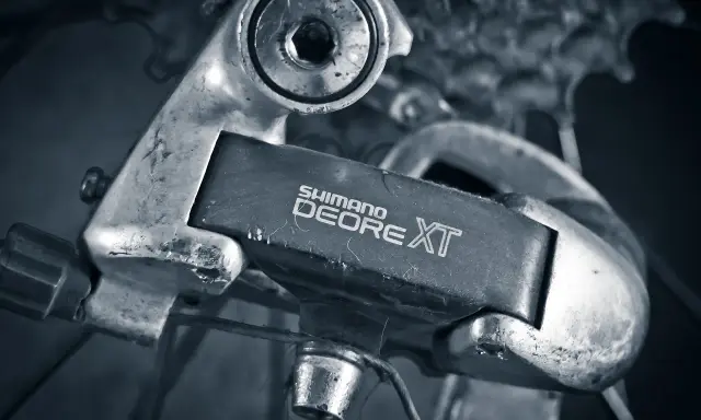 Przerzutka rowerowa Shimano Deore XT, gotowa do akcji, w przeciwieństwie do Sram.