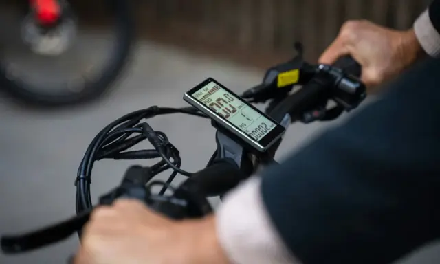 Wyświetlacz roweru elektrycznego pokazuje stan baterii i prędkość. To jak ładowarka do roweru elektrycznego, która informuje o postępie.
