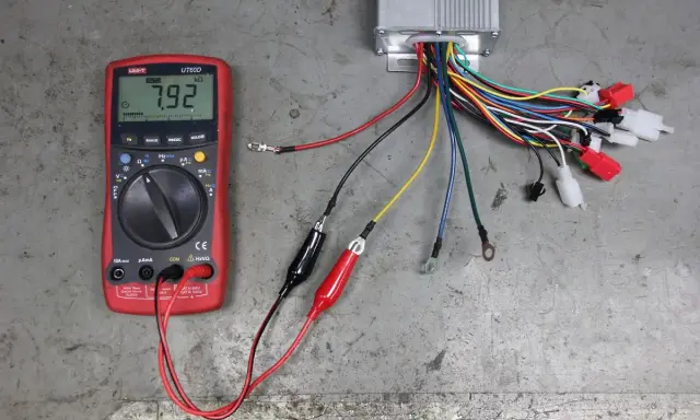 Multimetr pokazuje 7.92 kΩ, co jest częścią procesu, jak sprawdzić sterownik roweru elektrycznego.