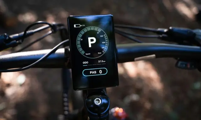 Wyświetlacz roweru elektrycznego pokazuje stan baterii 47.5V. Poznaj wskazówki, jak dbać o baterie, by dłużej cieszyć się jazdą.
