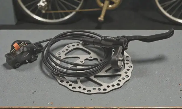 Zestaw hamulców hydraulicznych Shimano z tarczą. Dowiedz się, jak wyregulować hamulce hydrauliczne w rowerze, by zapewnić sobie bezpieczeństwo.