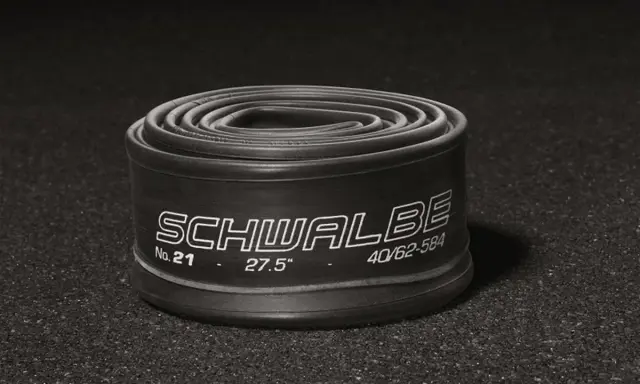 Zwinięta dętka rowerowa Schwalbe. Rozmiar 40/62-584, czyli idealna jako dętka do opony 700x40c.