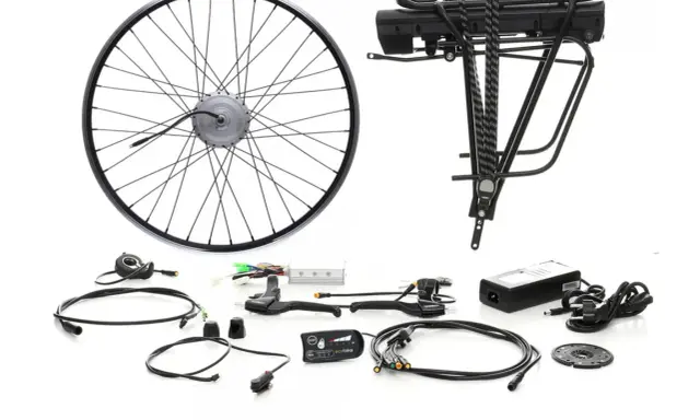 Zestaw do konwersji roweru na elektryczny: koło z silnikiem, bateria na bagażnik, kontroler, manetki, wyświetlacz. Sprawdź, ile kosztuje przerobienie roweru na elektryczny.
