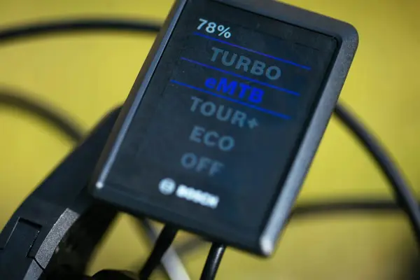Wyświetlacz roweru elektrycznego Bosch pokazuje 78% naładowania baterii i tryby jazdy: eMTB, TURBO, TOUR+, ECO, OFF. Tak sprawdzisz baterię w rowerze.
